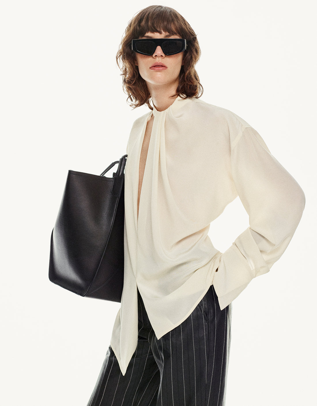 VICTORIA BECKHAM 1424WDR005961B8834 関税送料込 Victoria Top Handle Bag In Black Leather – Victoria Beckham Int