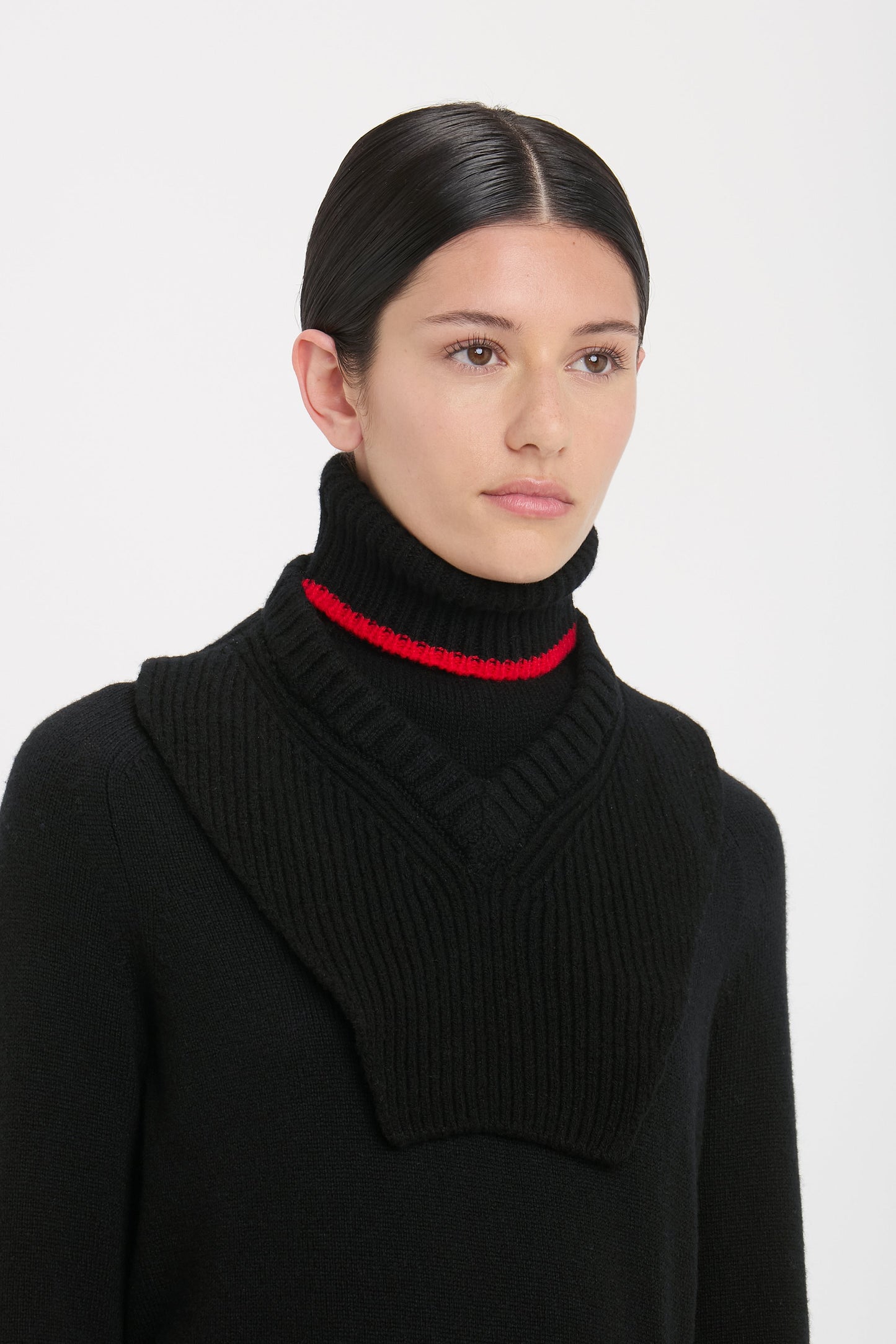 Knitted Polo Neck Bib In Black-Red