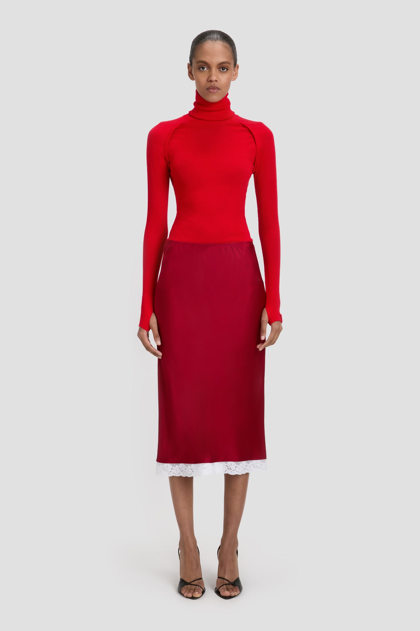 国内発| VICTORIA BECKHAM ツイストショルダー ミディドレス 20250331_VB_0468.jpg?v=1746805701