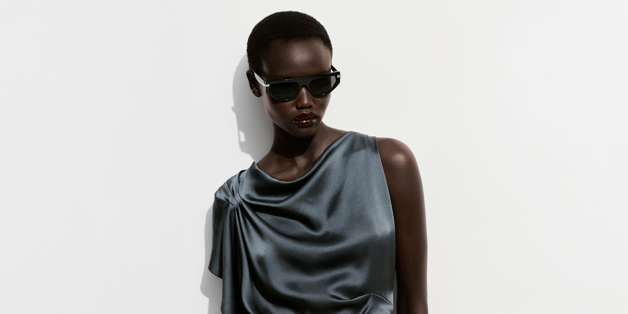 Amazon.com: Victoria Beckham Navigator Sunglasses VB229S 040
