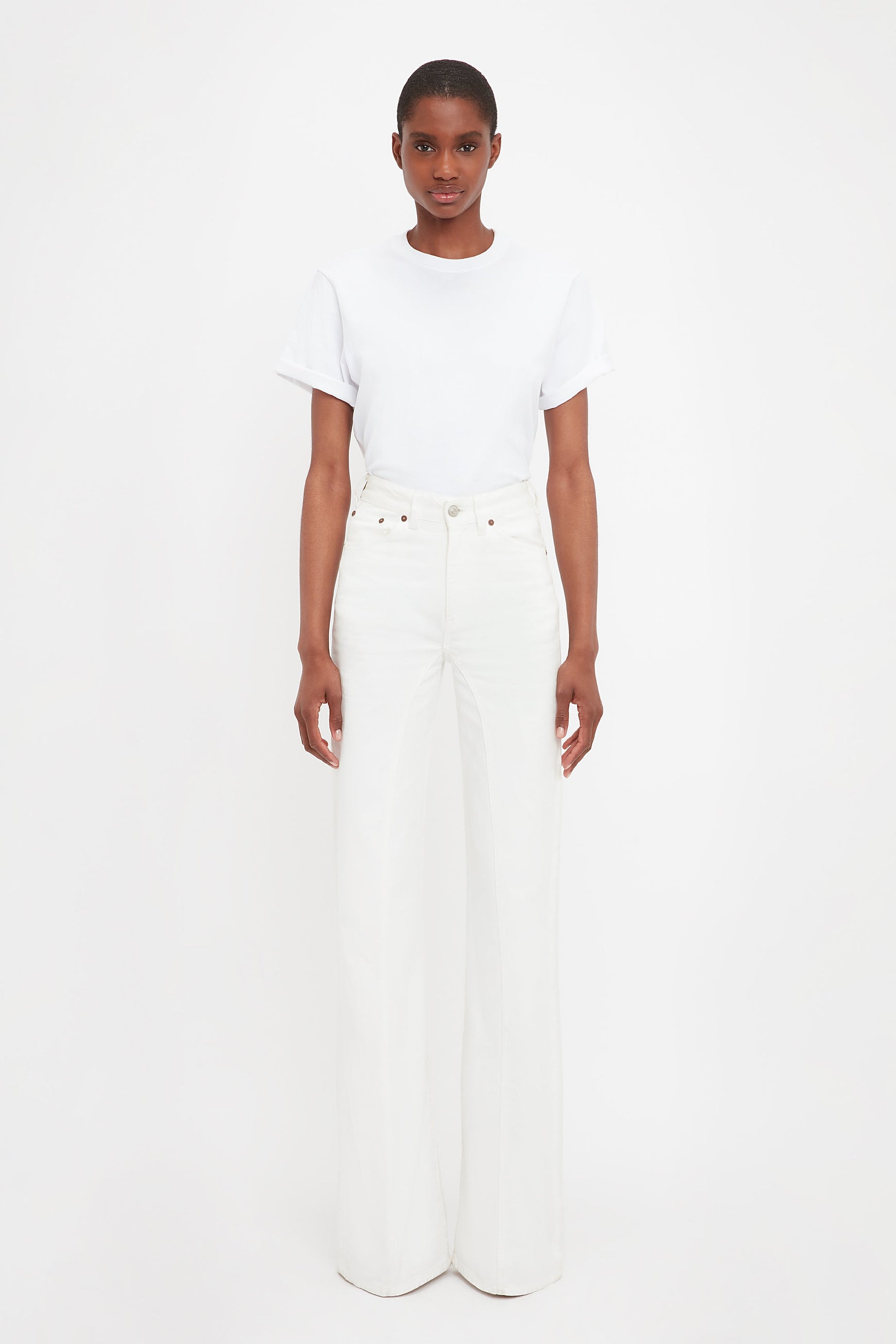 The white wide leg jeans from Victoria Beckham. Model wears the Bianca wide leg jean. Coming with a high waist with flared legs and patch pocket.