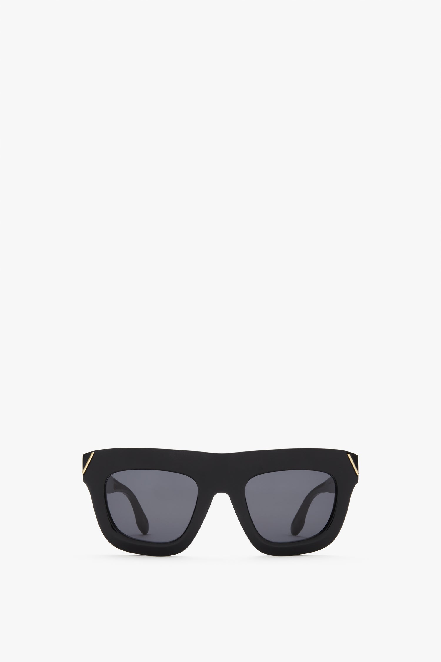 Wide oversized, square shaped sunglasses in black. These Victoria Beckham logo sunglasses have the VB logo on the temple and V shaped metal detailing on the hinges. Stylish and oversized yet in a classically vintage wide sunglass shape.